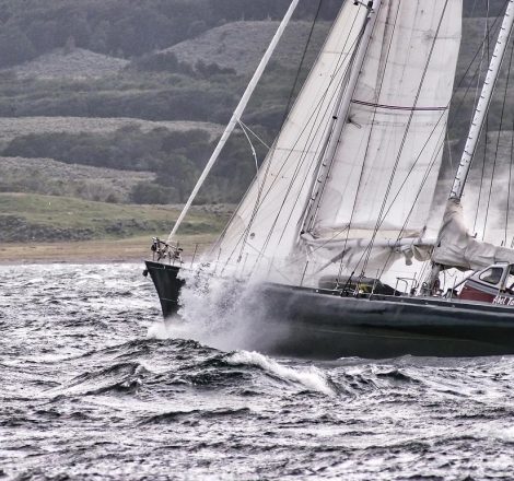 Jacht Abel Tasman na wodzie.