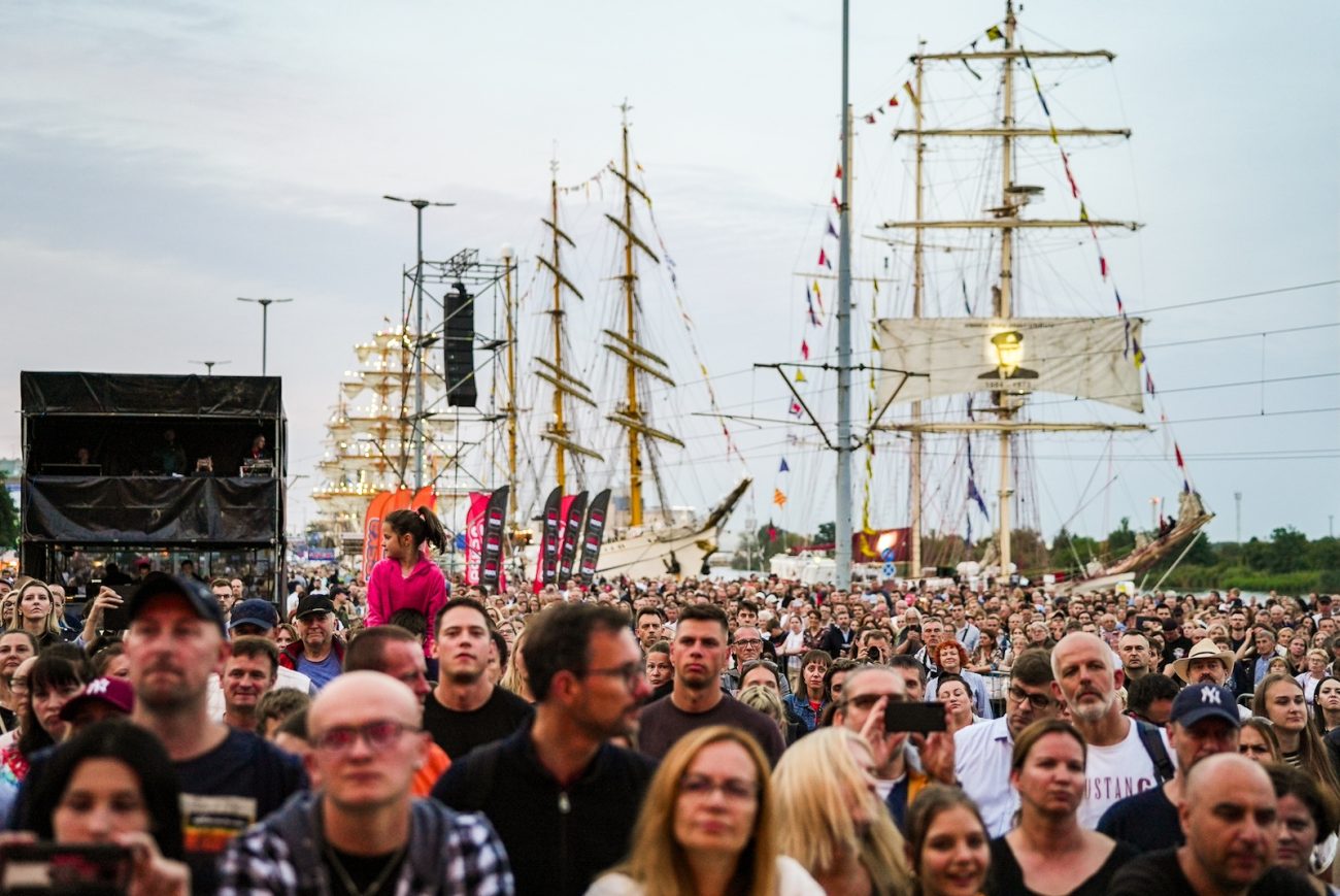 Ludzie na koncercie pod sceną główną regat The Tall Ships Races 2024.