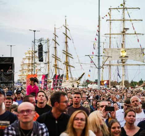 Ludzie na koncercie pod sceną główną regat The Tall Ships Races 2024.