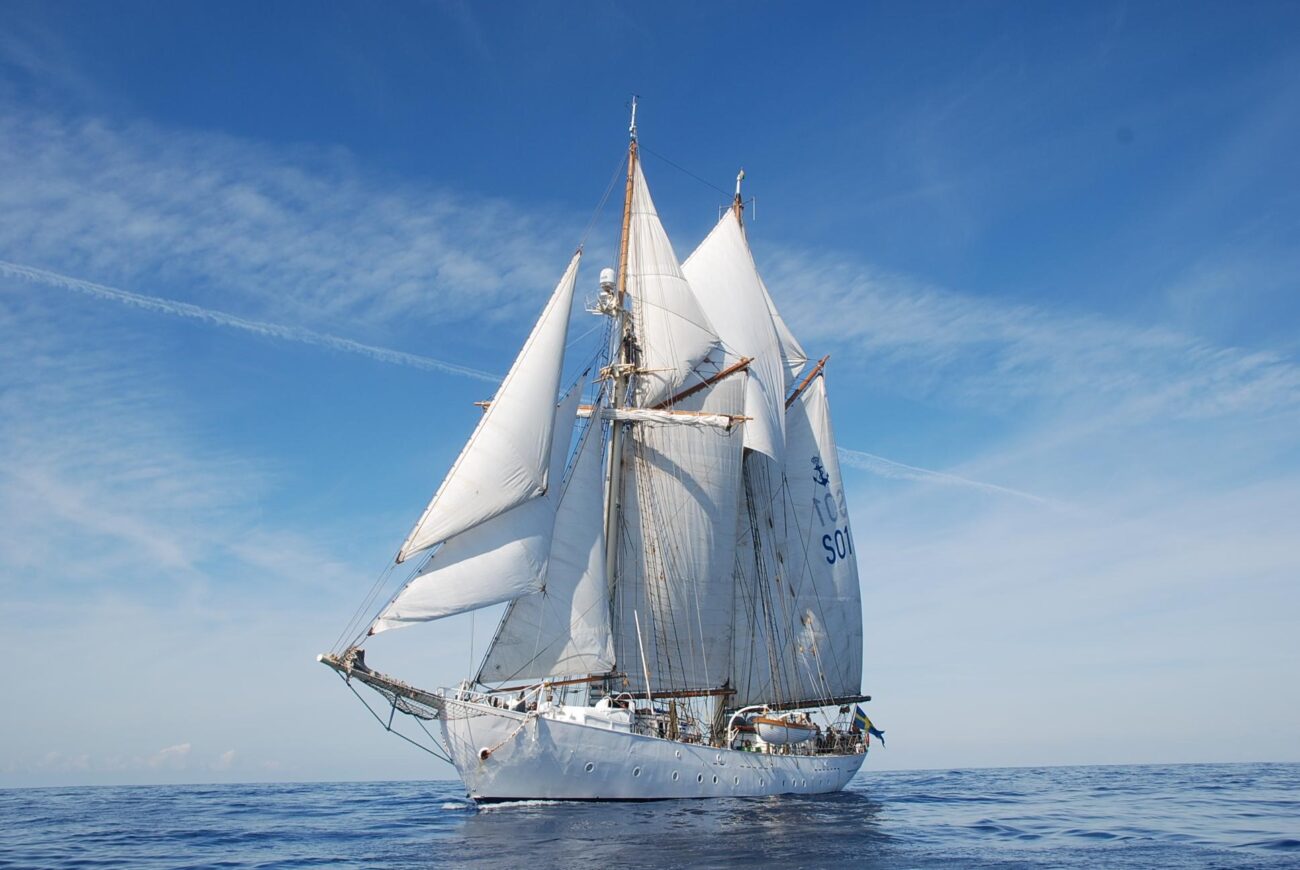 HMS Gladan na pełnym morzu.