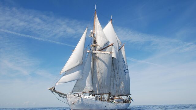 HMS Gladan na pełnym morzu.