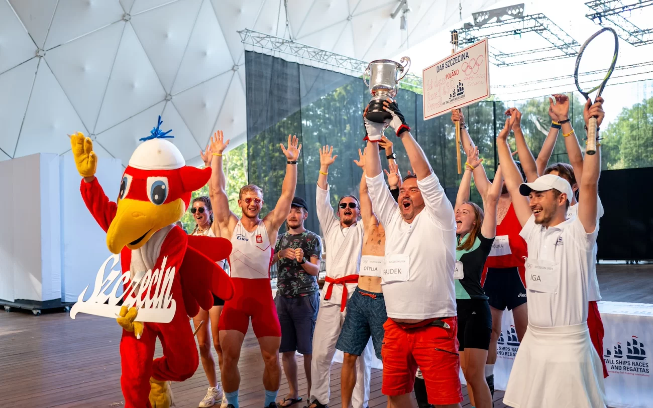 Załogi statków otrzymują nagrody za zwycięstwo w regatach The Tall Ships Races.