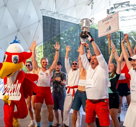 Załogi statków otrzymują nagrody za zwycięstwo w regatach The Tall Ships Races.