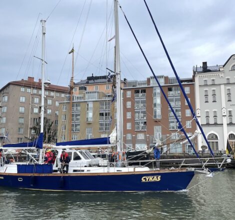 Jacht s/y Cykas wpływa do portu.