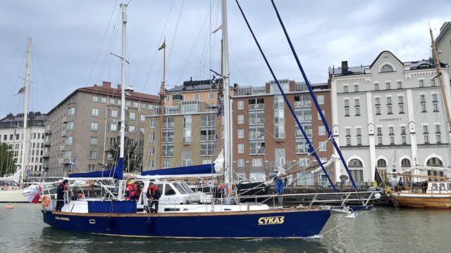 Jacht s/y Cykas wpływa do portu.