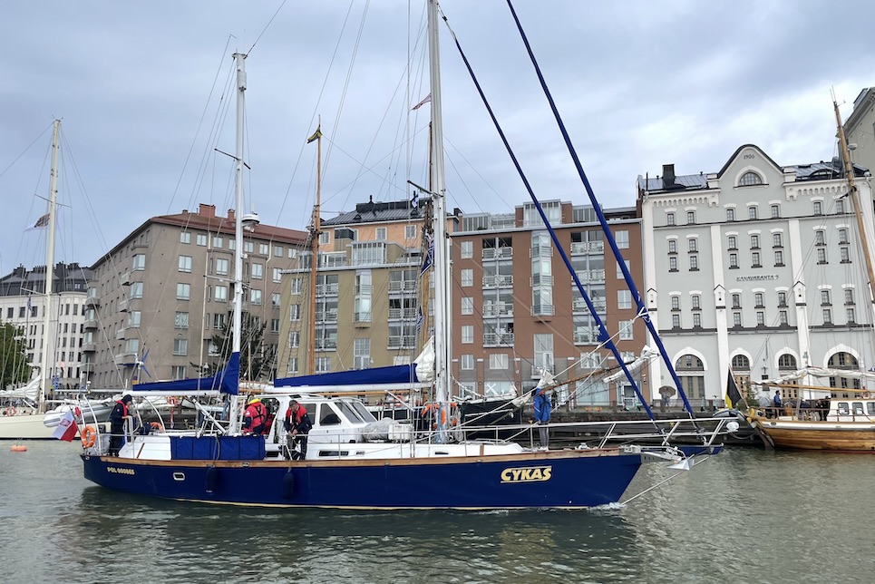 Jacht s/y Cykas wpływa do portu.